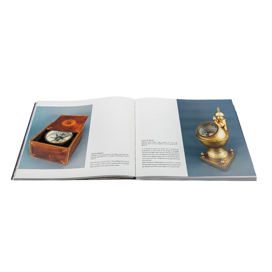 Miolo do livro Catálogo do Museu de Marinha, apresentando peças de valor patrimonial e histórico. Edição oficial da Comissão Cultural de Marinha.
