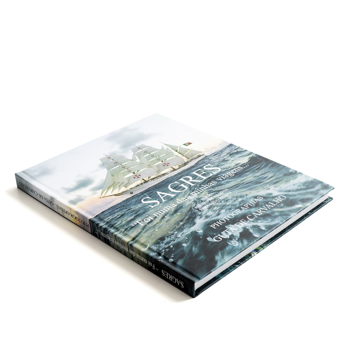 Capa do livro de fotografia sobre o navio-escola Sagres no Brasil, da autoria do fotógrafo Guta de Carvalho. Edição Koolpress