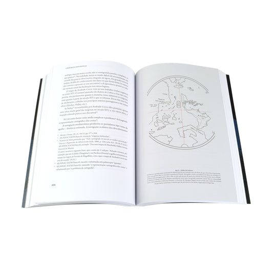 miolo do livro A Primeira Viagem de Circum-Navegação, de Avelino Teixeira da Mota, com prefácio de Gago Coutinho. Edição da Comissão Cultural de Marinha.