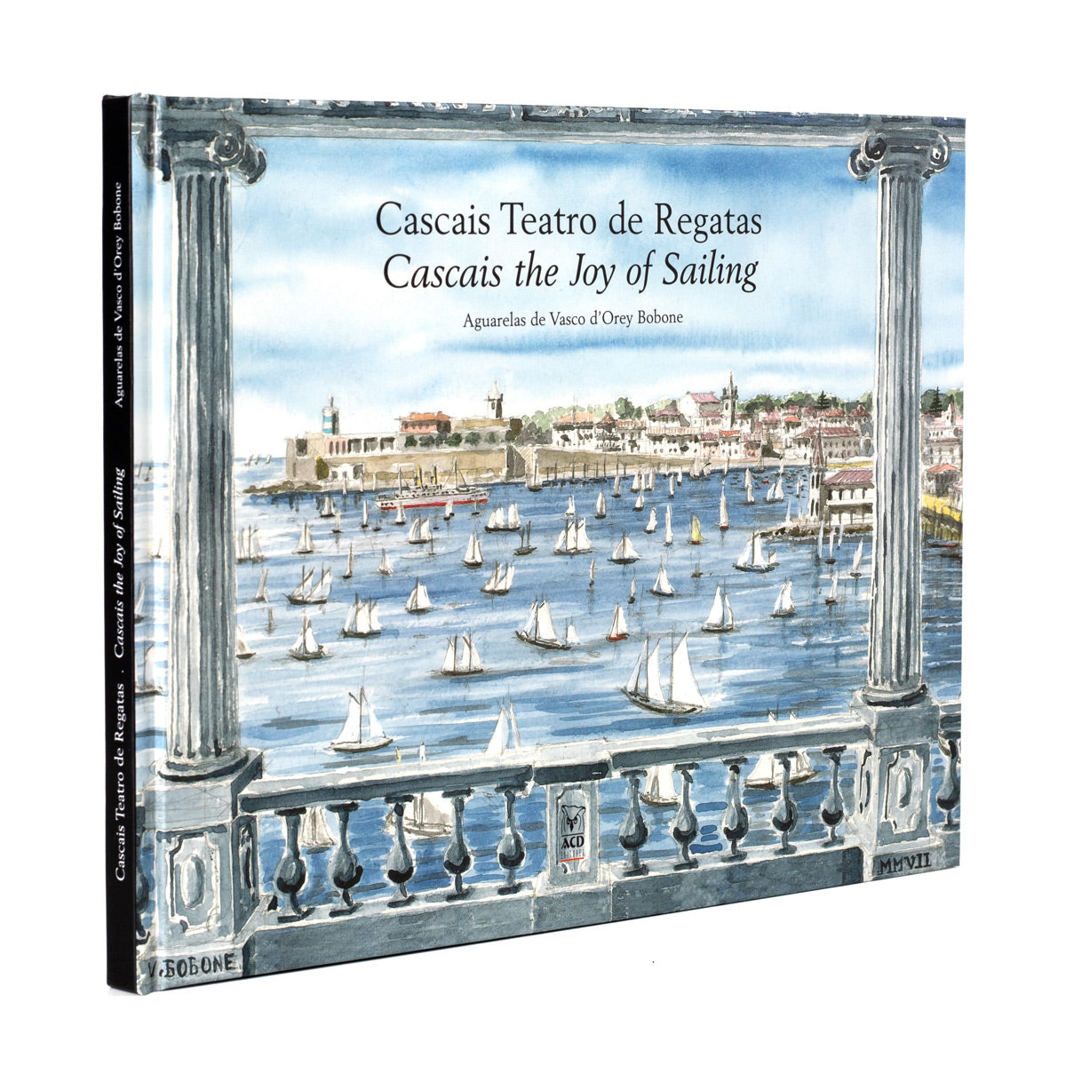 vista lombada do livro bilingue Cascais Teatro de Regatas com uma pintura em aguarela de veleiros na baía de Cascais emoldurada por colunas clássicas.