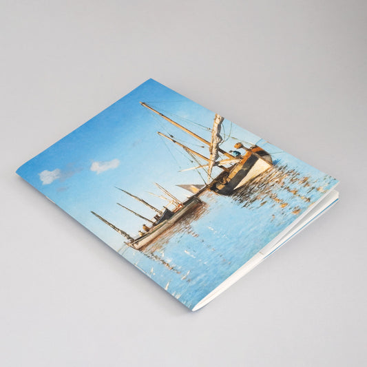 Detalhe da capa do caderno de notas exclusivo João Vaz com reprodução de pintura a óleo de barcos de pesca na costa portuguesa, edição oficial do Museu de Marinha.