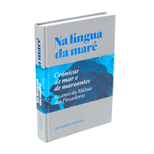 Capa do livro "Na Língua da Maré, Crónicas de mar e mareantes", edição em capa dura da Âncora Editora com fotografia documental marítima.