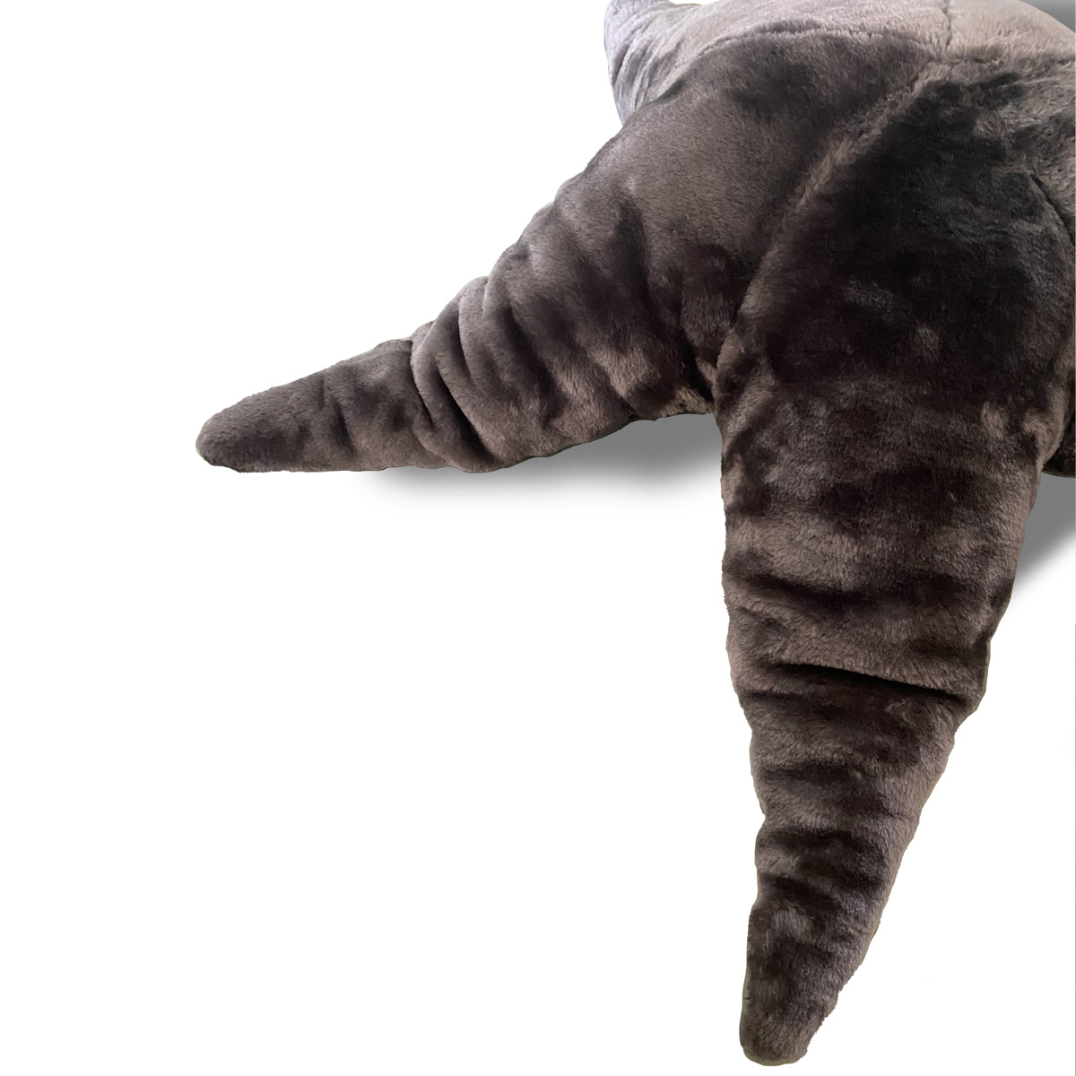 Almofada decorativa de peluche em formato de estrela do mar de cinco braços em tom cinzento-escuro aveludado, macia para bebés e crianças.
(EN: Decorative plush cushion shaped like a five-armed starfish in velvety dark grey, soft and safe for babies and children.)