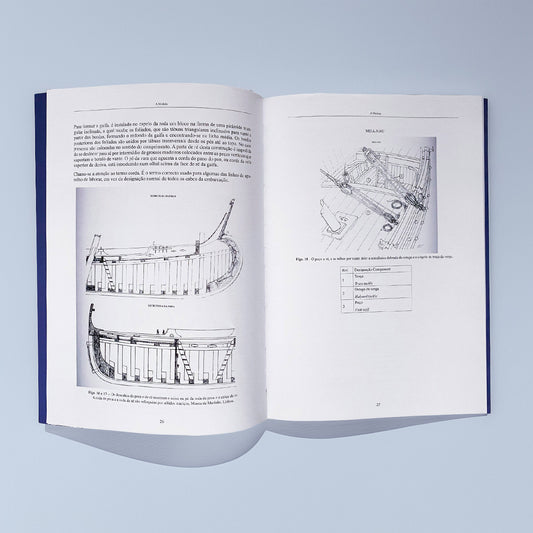 Miolo do livro bilingue sobre o Muleta do Tejo publicado pelas Edições da Marinha.