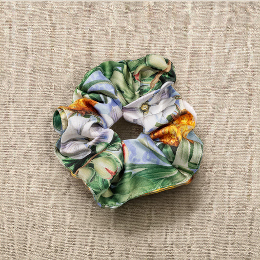 Elástico de cabelo scrunchie azul com padrão botânico de ananases e flores tropicais, design Ineditdesign.