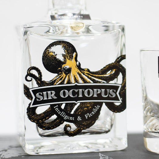 Detalhe do frasco em cristal quadrado Vista Alegre com gravação Sir Octopus.