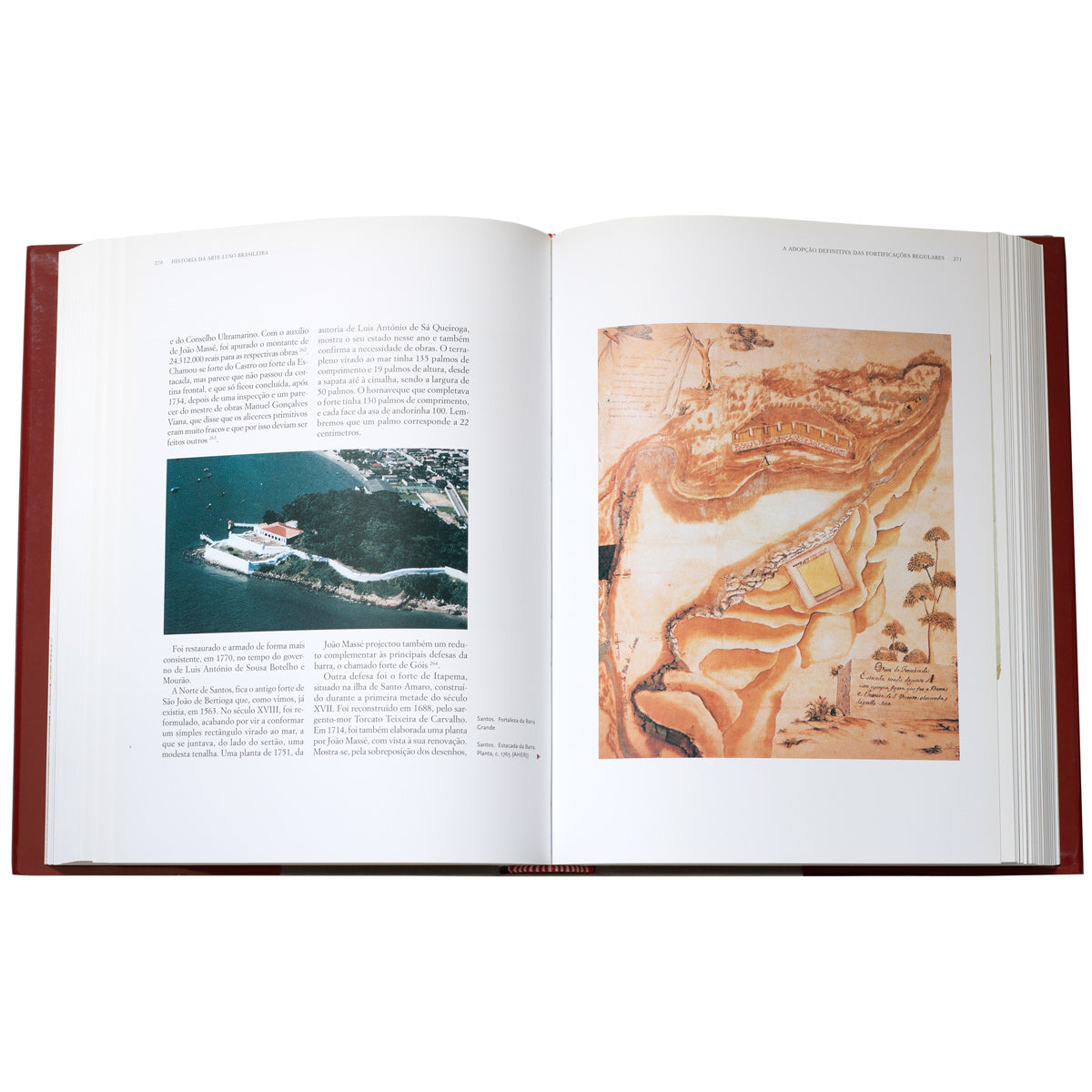 miolo do livro de luxo Arte de Matriz Europeia no Brasil Colonial (Volume de Urbanismo e Fortificações), de Pedro Dias. Edição Almedina.