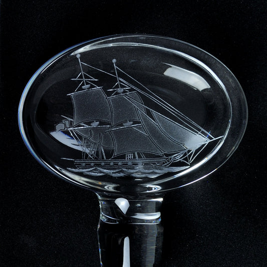 pormenor da tampa de Garrafa Clipper da Vista Alegre em vidro transparente, reinterpretando a histórica garrafa de Vinho do Porto do século XVIII com base larga, pescoço curto e tampa gravada com motivo de embarcação clipper