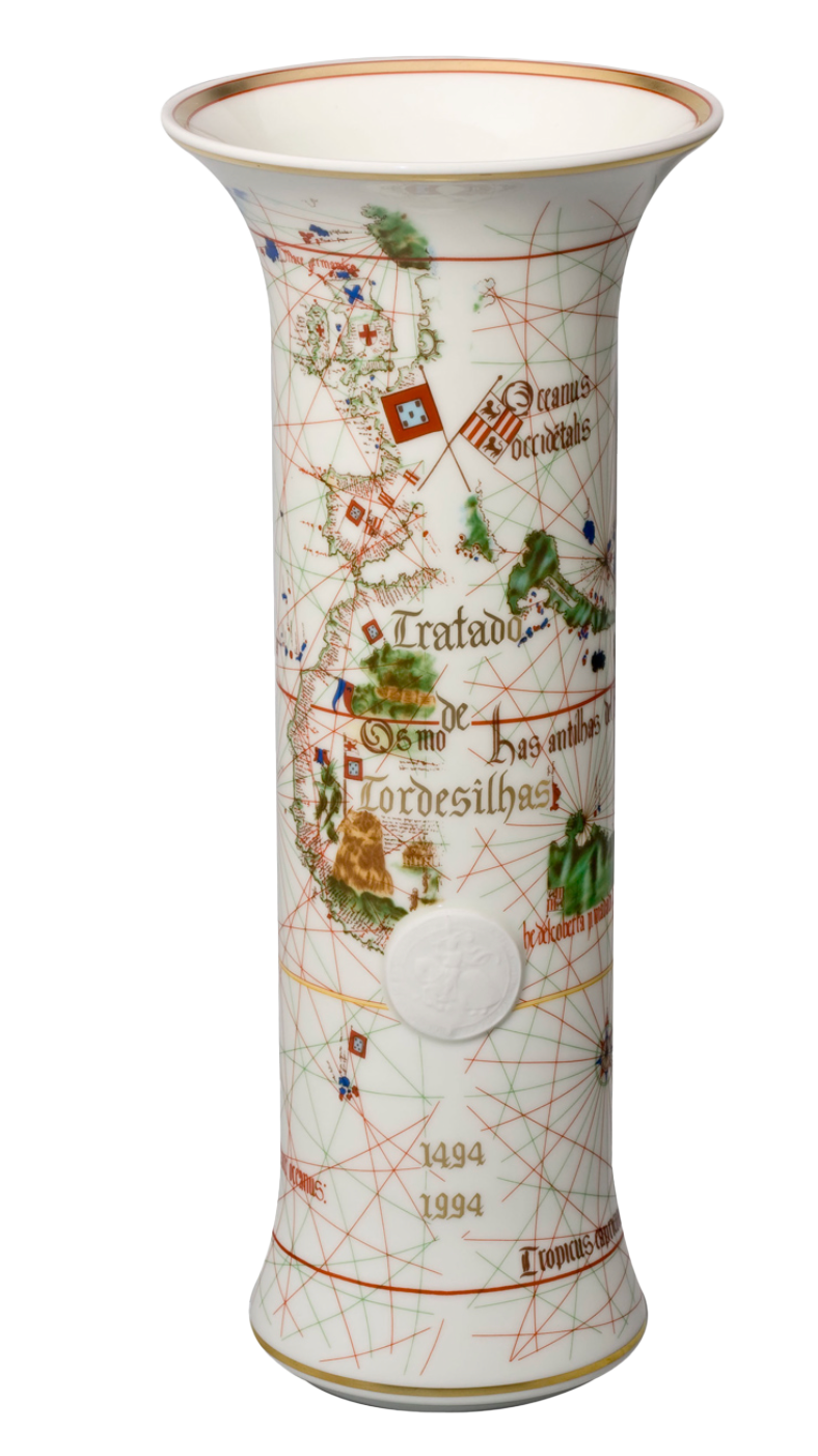 Jarra Tordesilhas em porcelana fina Vista Alegre com desenhos de mapas antigos e caravelas, decorada com filetes a ouro nas extremidades.