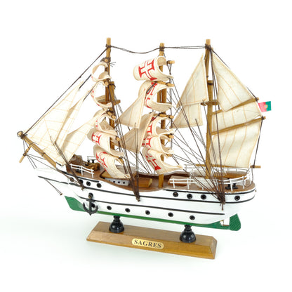réplicas em miniatura de tamanhos diferentes do navio-escola português Sagres em madeira, exibindo as velas brancas com a Cruz de Cristo e casco branco e verde, exclusivo do Museu de Marinha