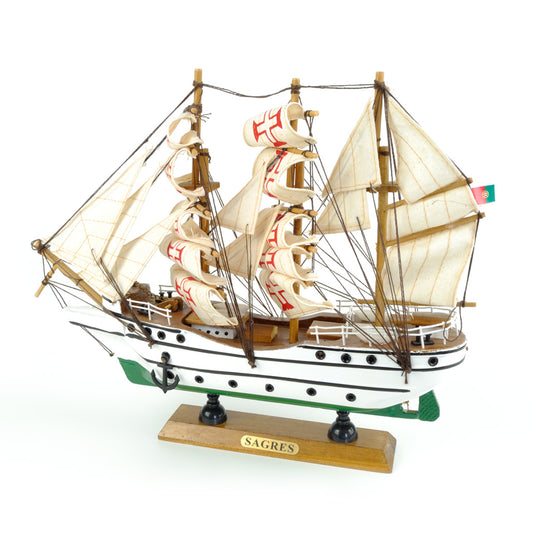 réplicas em miniatura de tamanhos diferentes do navio-escola português Sagres em madeira, exibindo as velas brancas com a Cruz de Cristo e casco branco e verde, exclusivo do Museu de Marinha