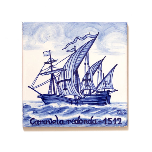 azulejo pintado à mão pelo ceramista joão lente, em tons de azul e motivo de caravela redonda de 1512