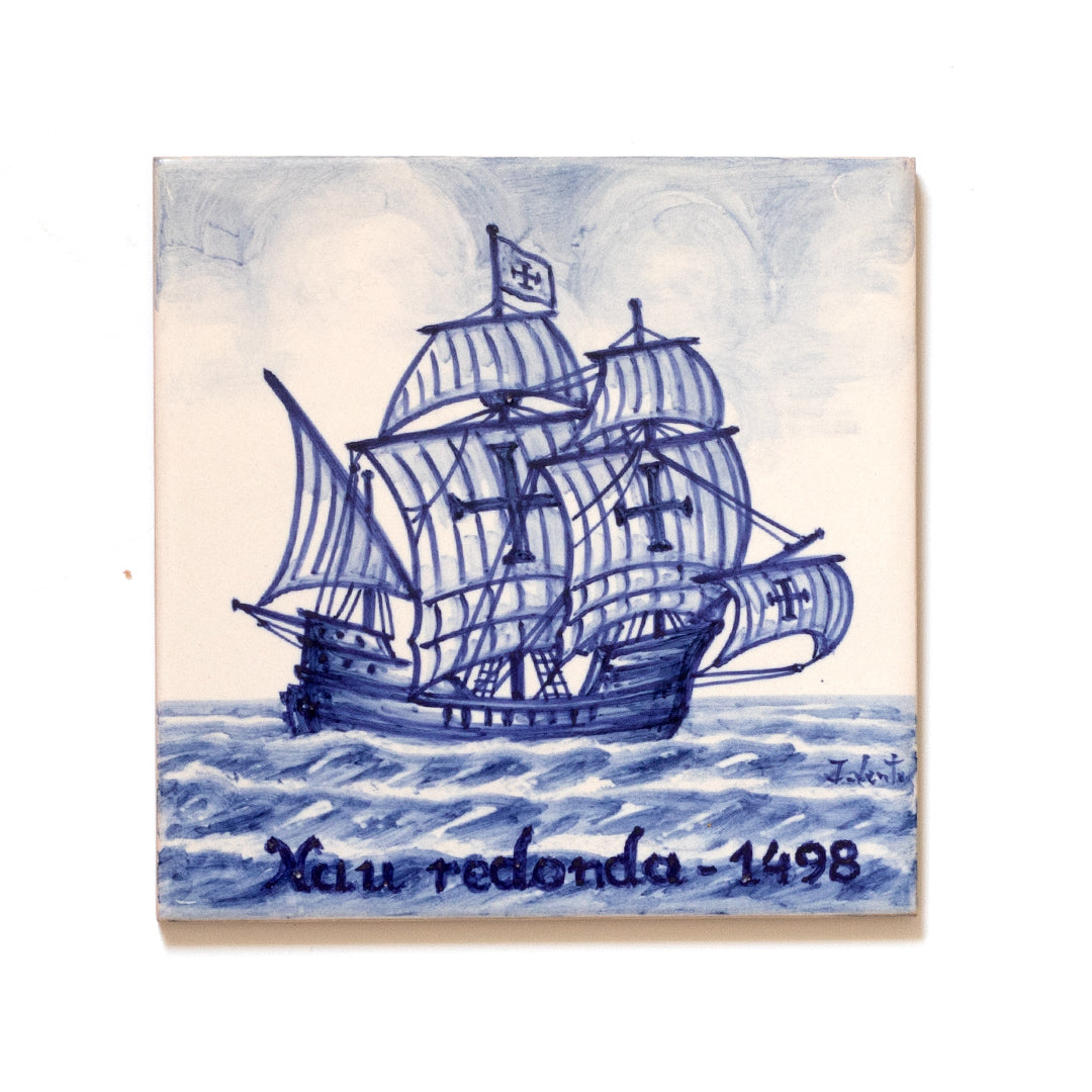 azulejo português pintado à mão com a imagem da icónica Nau Redonda
