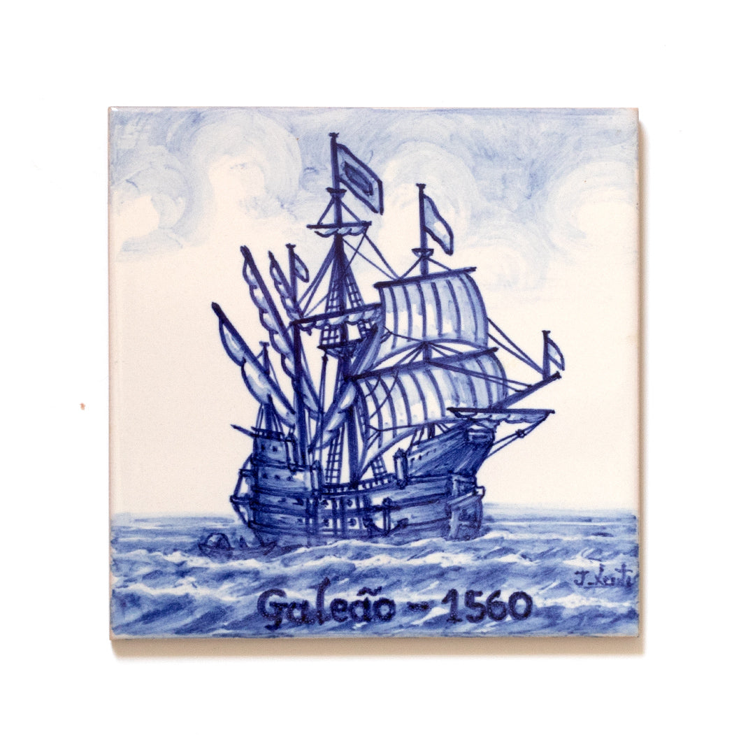 Azulejo pintado à mão com imagem de galeão de 1560 e assinado pelo ceramista português João Lente