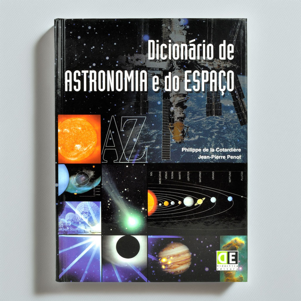 Capa do livro Dicionário de Astronomia e do Espaço, destacando ilustrações do sistema solar, planetas, sol e galáxias sobre um fundo preto estrelado.