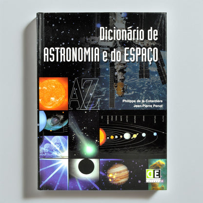 Capa do livro Dicionário de Astronomia e do Espaço, destacando ilustrações do sistema solar, planetas, sol e galáxias sobre um fundo preto estrelado.