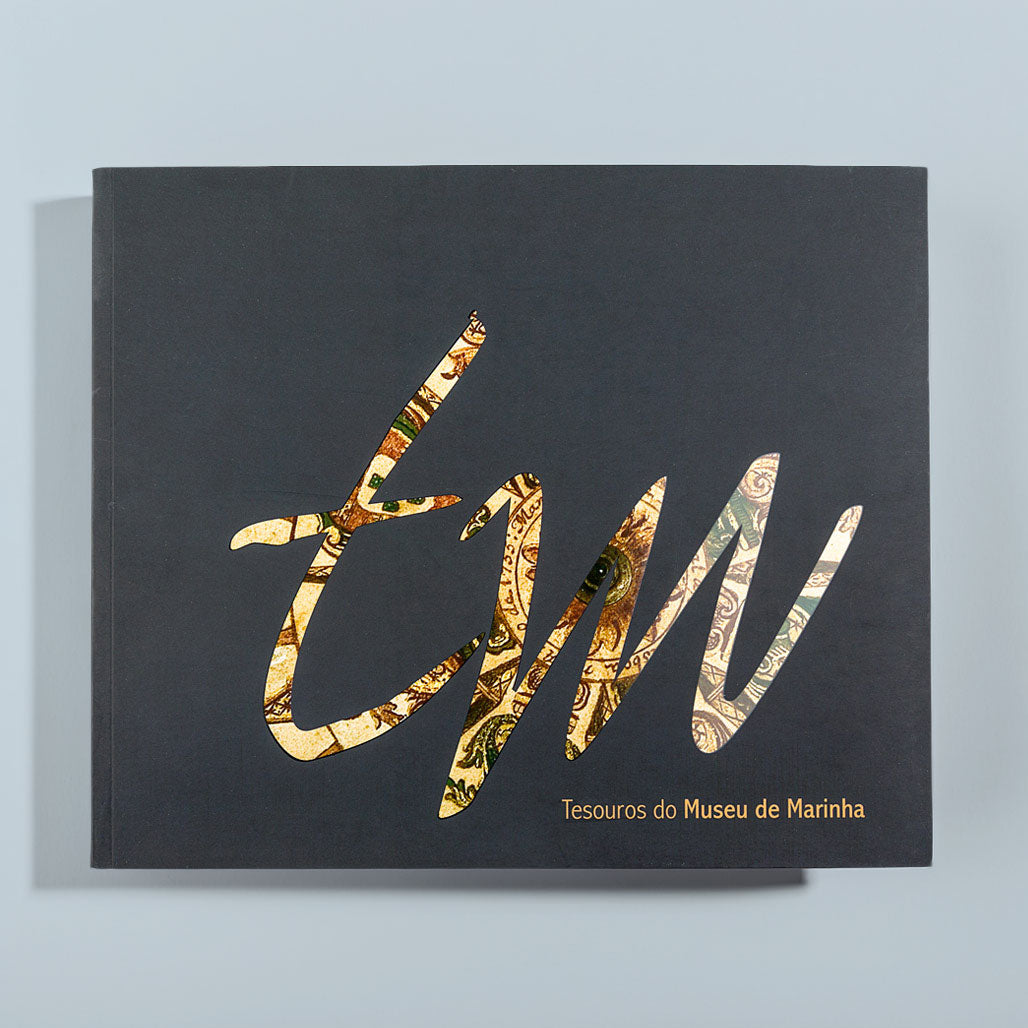 Capa do livro Catálogo do Museu de Marinha, apresentando peças de valor patrimonial e histórico. Edição oficial da Comissão Cultural de Marinha.