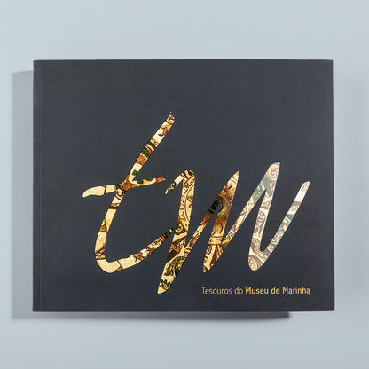 Capa do livro Catálogo do Museu de Marinha, apresentando peças de valor patrimonial e histórico. Edição oficial da Comissão Cultural de Marinha.