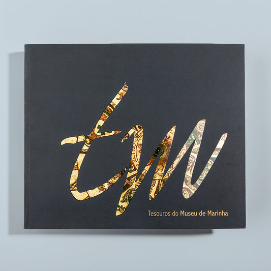 Capa do livro Catálogo do Museu de Marinha, apresentando peças de valor patrimonial e histórico. Edição oficial da Comissão Cultural de Marinha.