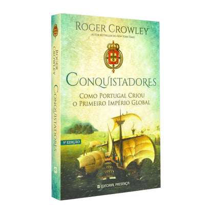 Capa do livro Conquistadores, de Roger Crowley - 9ª Edição da Editorial Presença. Imagem com caravela portuguesa e o brasão de armas.