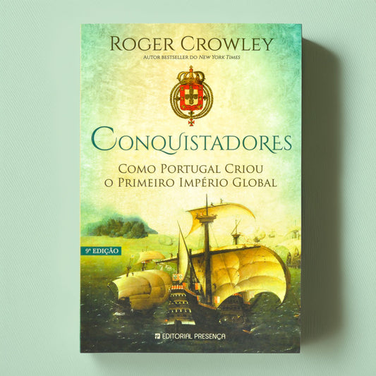 Capa do livro Conquistadores, de Roger Crowley - 9ª Edição da Editorial Presença. Imagem com caravela portuguesa e o brasão de armas.