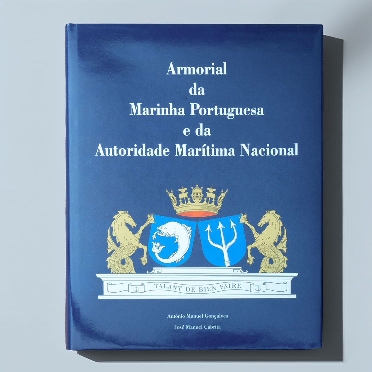Capa do livro Heráldica Naval, sobre os símbolos e brasões da Marinha Portuguesa, de António Manuel Gonçalves e José Manuel Cabrita. Comissão Cultural de Marinha.