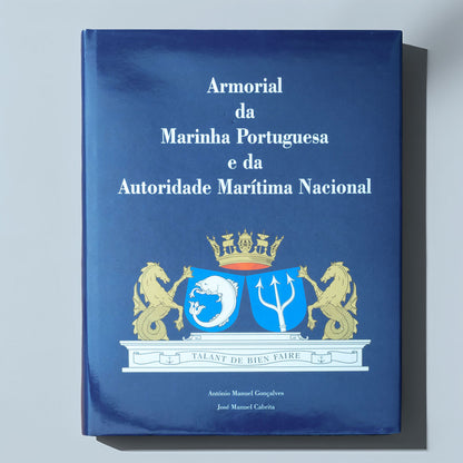 Capa do livro Heráldica Naval, sobre os símbolos e brasões da Marinha Portuguesa, de António Manuel Gonçalves e José Manuel Cabrita. Comissão Cultural de Marinha.