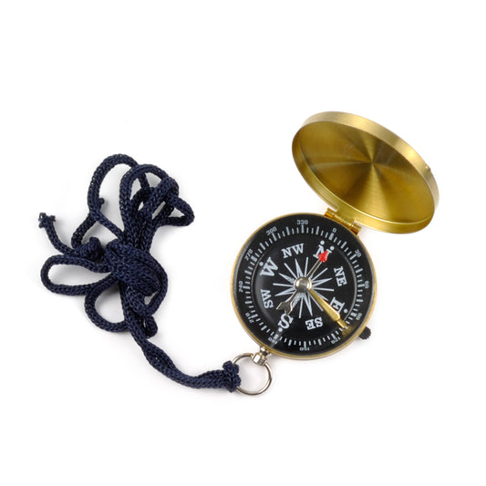 Bússola de bolso dourada aberta com cordão azul escuro e mostrador com a rosa dos ventos.