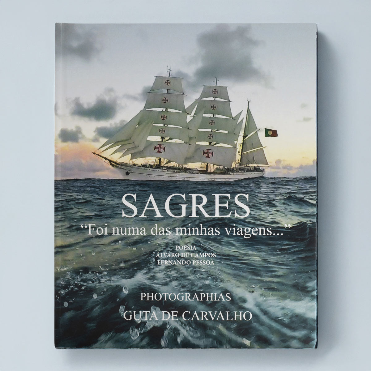 Capa do livro de fotografia sobre o navio-escola Sagres no Brasil, da autoria do fotógrafo Guta de Carvalho. Edição Koolpress