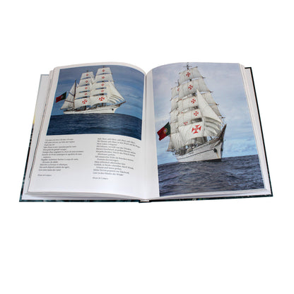 miolo do livro de fotografia sobre o navio-escola Sagres no Brasil, da autoria do fotógrafo Guta de Carvalho. Edição Koolpress