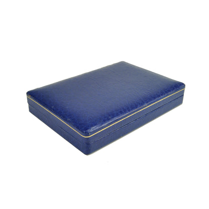  estojo  fechado em tom azul com um friso dourado fino na tampa