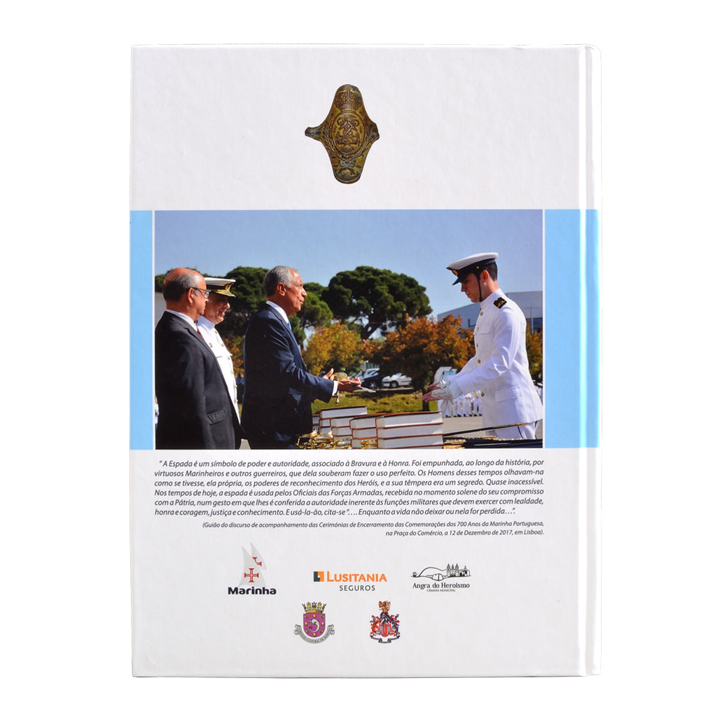 Contracapa do livro de referência Espadas, Sabres, Adagas e Talins da Marinha Portuguesa, de Paulo Santos. Edição da Comissão Cultural de Marinha.