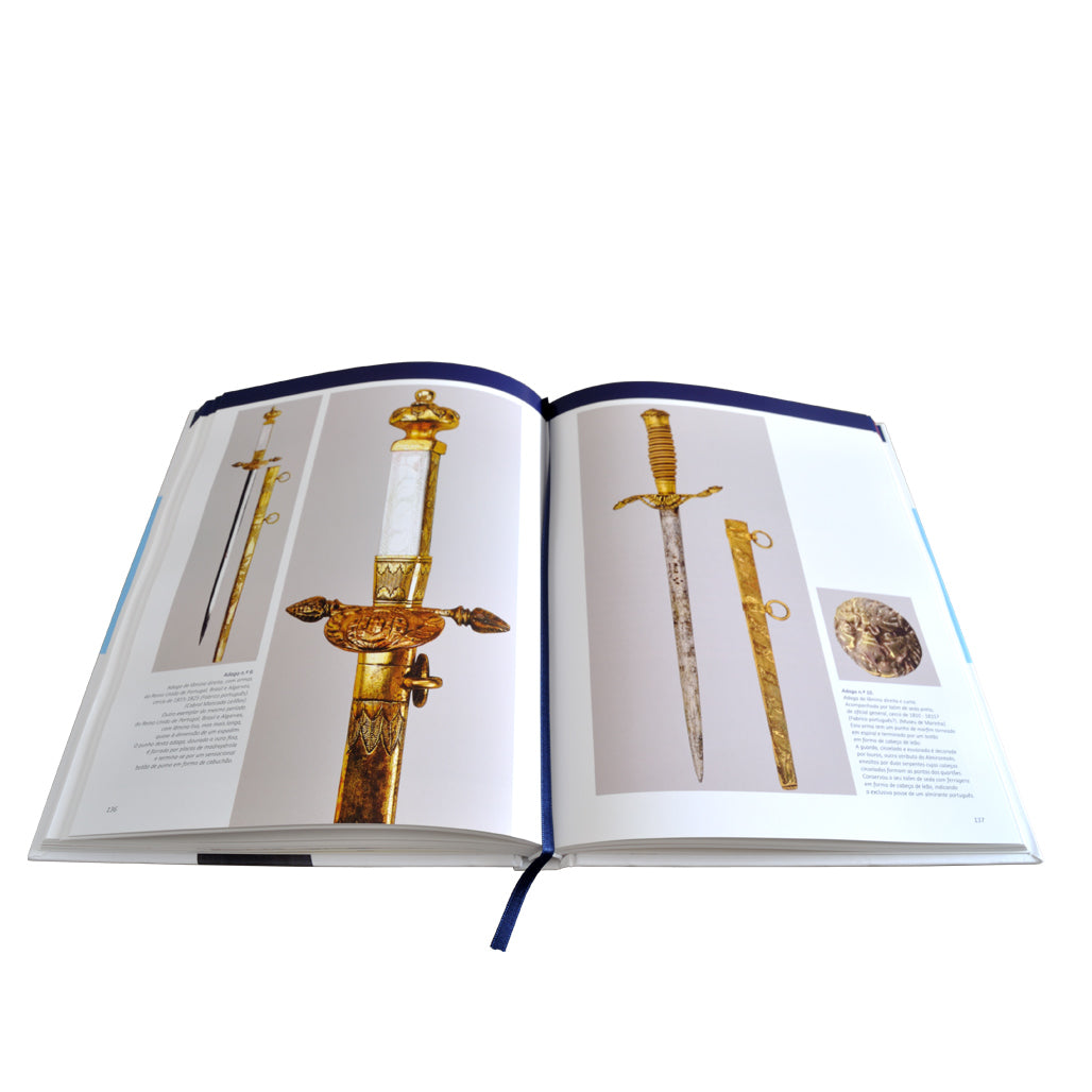 miolo do livro de referência Espadas, Sabres, Adagas e Talins da Marinha Portuguesa, de Paulo Santos. Edição da Comissão Cultural de Marinha.