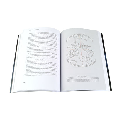miolo do livro A Primeira Viagem de Circum-Navegação, de Avelino Teixeira da Mota, com prefácio de Gago Coutinho. Edição da Comissão Cultural de Marinha.
