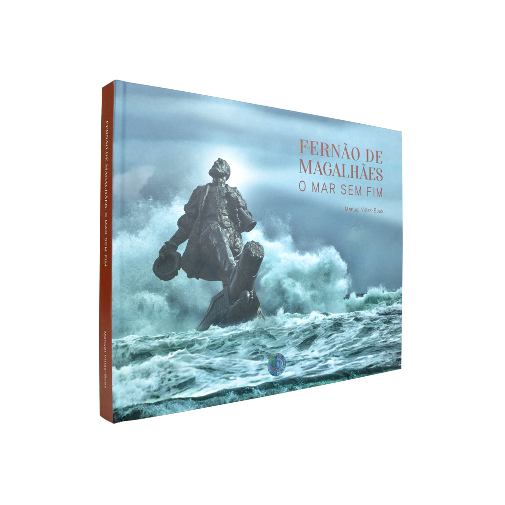 Capa  com lombada do livro com a viagem fotográfica ao mundo de Fernão de Magalhães e a rota da primeira circum-navegação da história.