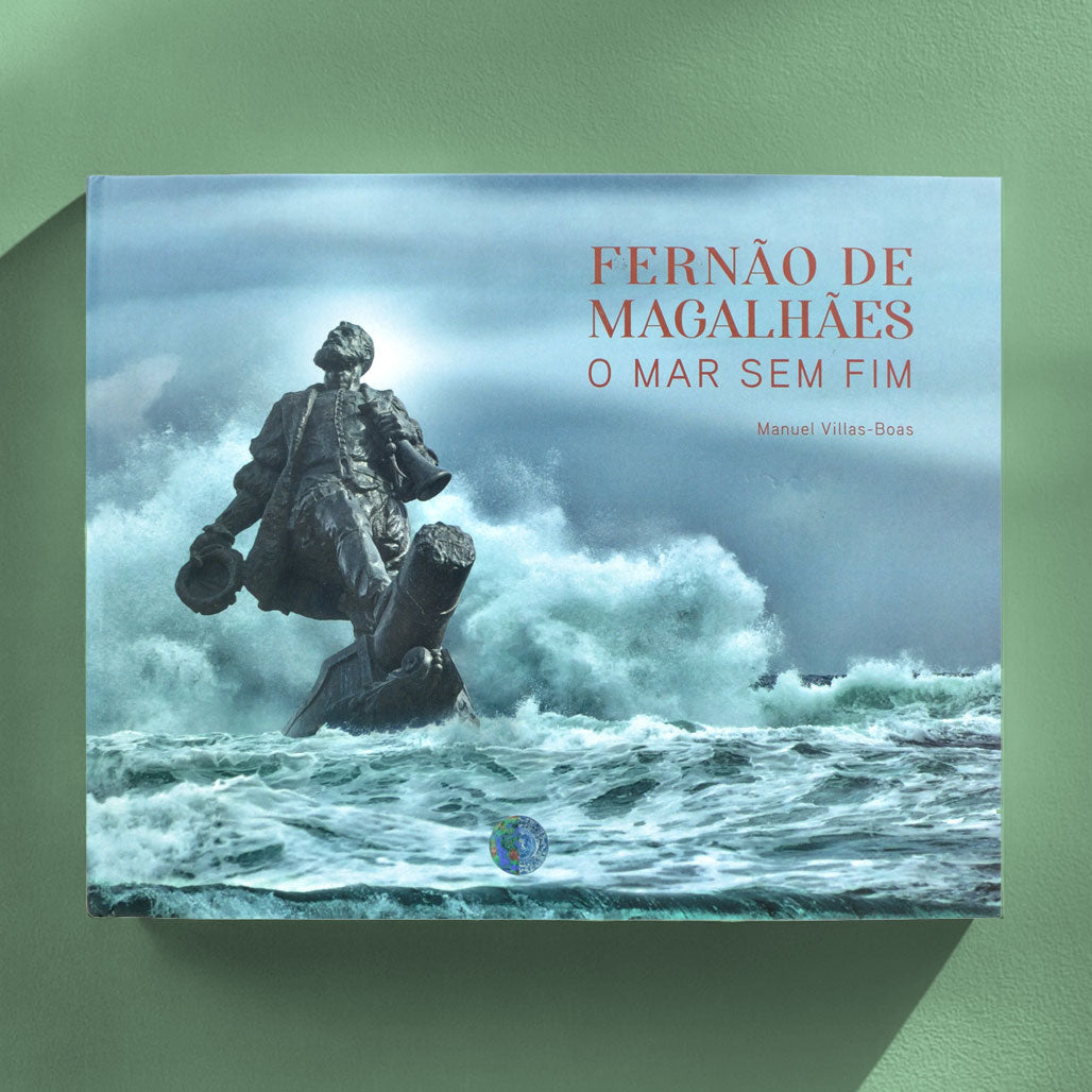 Capa do livro com a viagem fotográfica ao mundo de Fernão de Magalhães e a rota da primeira circum-navegação da história.
