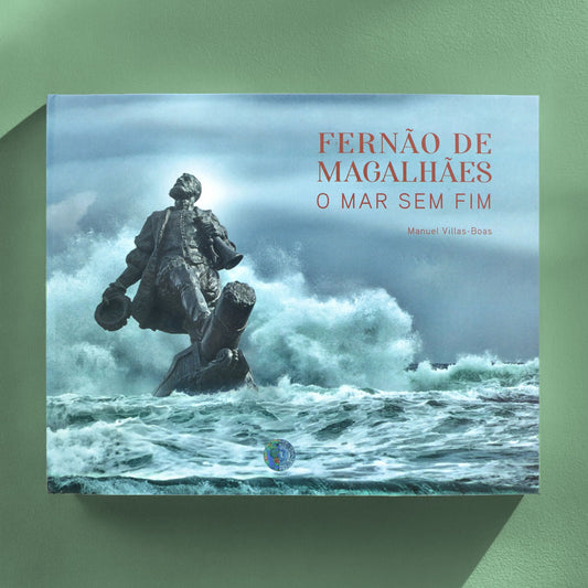 Capa do livro com a viagem fotográfica ao mundo de Fernão de Magalhães e a rota da primeira circum-navegação da história.
