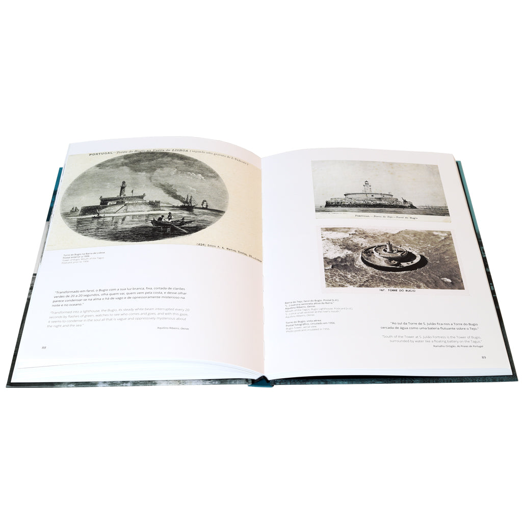 Páginas interiores do livro com reproduções de fotografias históricas a preto e branco e textos descritivos bilingues.