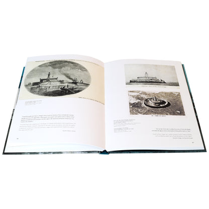 Páginas interiores do livro com reproduções de fotografias históricas a preto e branco e textos descritivos bilingues.