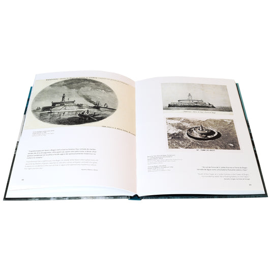 Páginas interiores do livro com reproduções de fotografias históricas a preto e branco e textos descritivos bilingues.