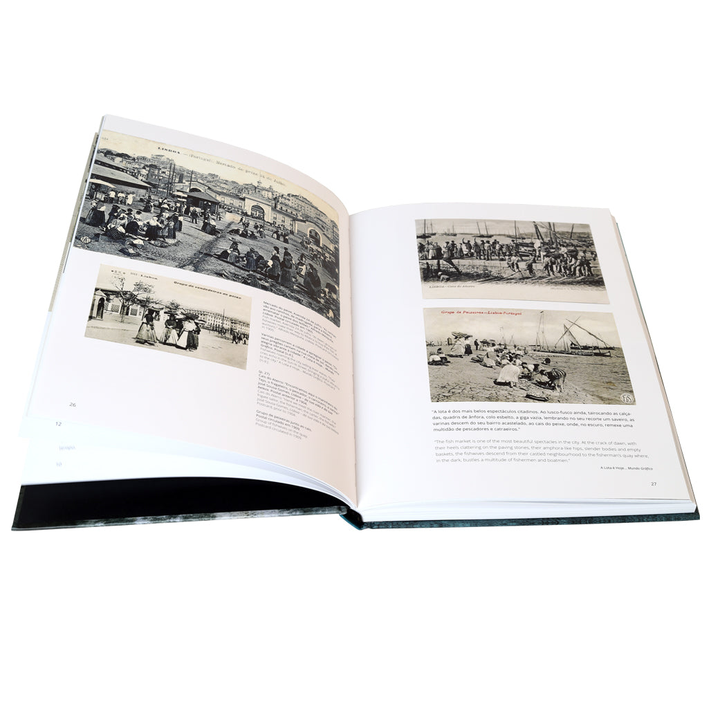 Vista de perfil do livro "Um Passeio de Lisboa a Cascais", destacando a lombada azul e a qualidade da encadernação.