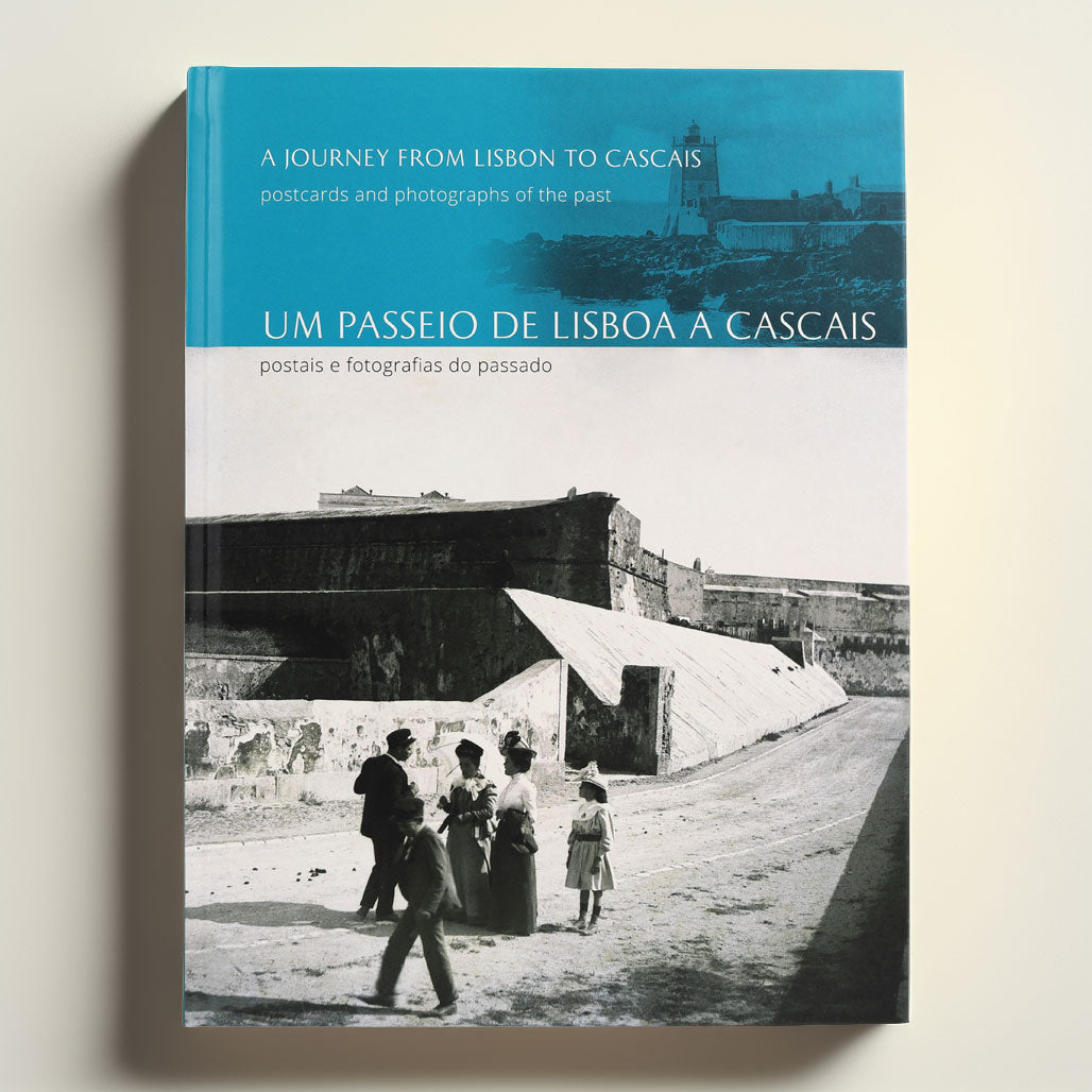 Capa azul do livro "Um Passeio de Lisboa a Cascais: postais e fotografias do passado", mostrando uma fotografia histórica a preto e branco na Linha de Cascais.
