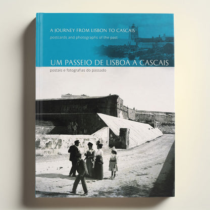 Capa azul do livro "Um Passeio de Lisboa a Cascais: postais e fotografias do passado", mostrando uma fotografia histórica a preto e branco na Linha de Cascais.