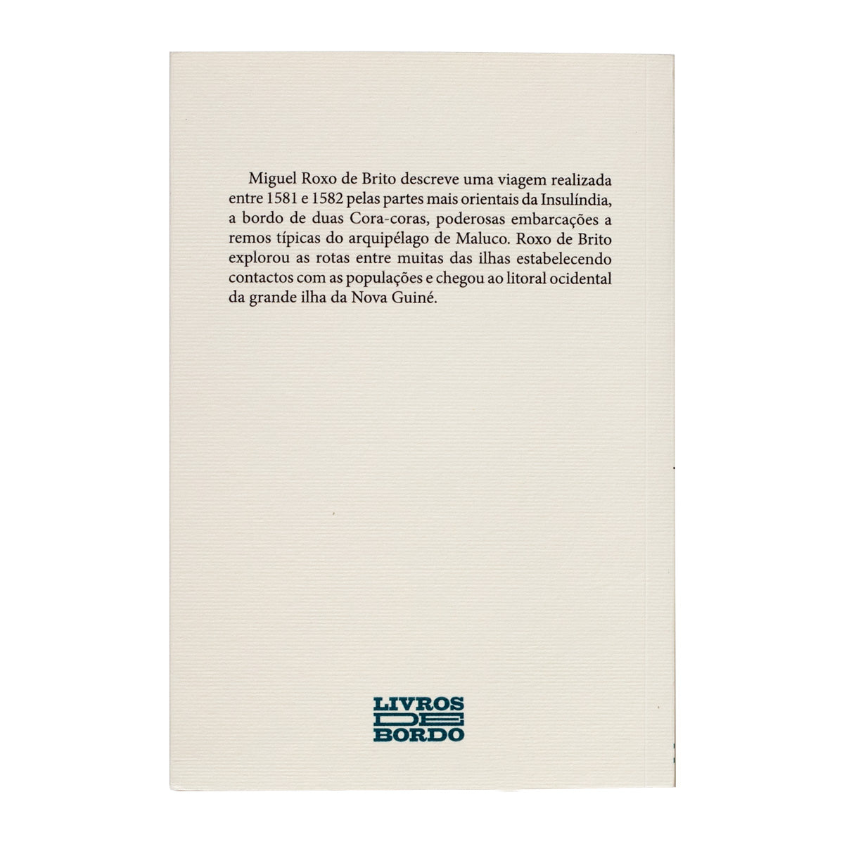 Contracapa do livro em fundo creme liso, exibindo a sinopse histórica sobre a viagem à Insulíndia e o logótipo da editora Livros de Bordo na base.