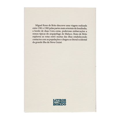 Contracapa do livro em fundo creme liso, exibindo a sinopse histórica sobre a viagem à Insulíndia e o logótipo da editora Livros de Bordo na base.