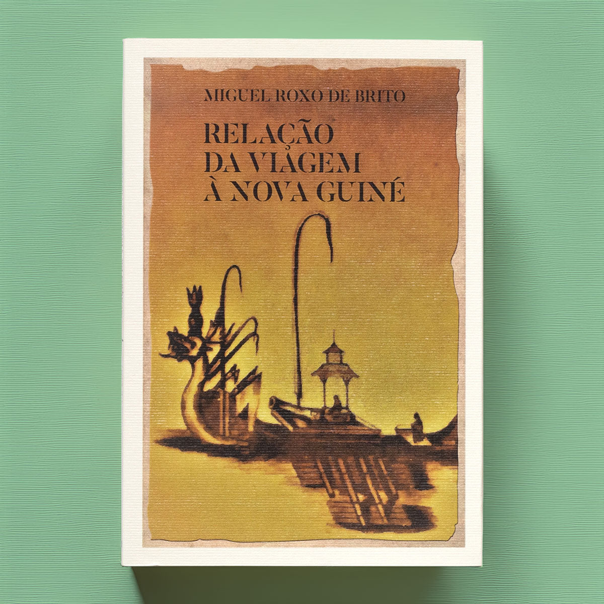 Capa do livro "Relação da Viagem à Nova Guiné" de Miguel Roxo de Brito, em tons de castanho e amarelo ocre, exibindo uma ilustração antiga de embarcações tradicionais asiáticas.