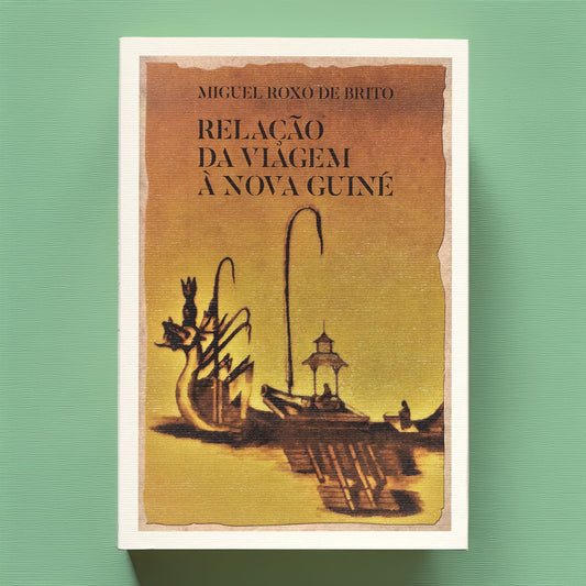 Capa do livro "Relação da Viagem à Nova Guiné" de Miguel Roxo de Brito, em tons de castanho e amarelo ocre, exibindo uma ilustração antiga de embarcações tradicionais asiáticas.