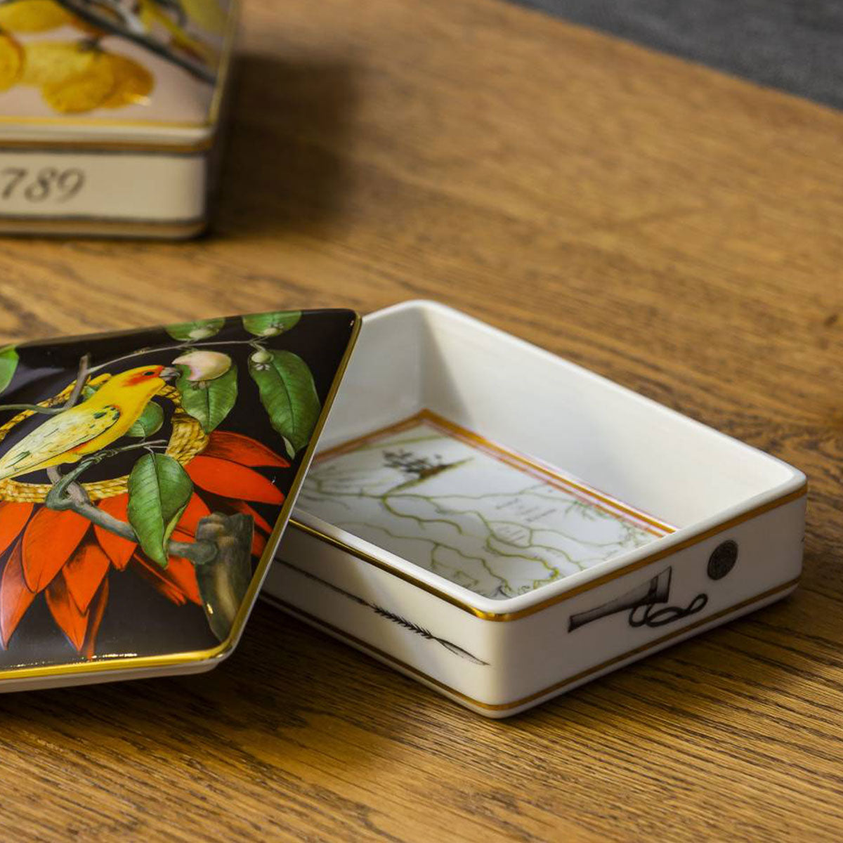 Caixa em porcelana fechada coleção Amazónia Vista Alegre com ilustração tropical e ouro.