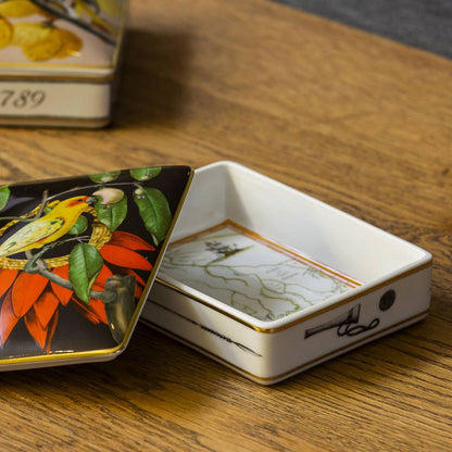 Caixa em porcelana fechada coleção Amazónia Vista Alegre com ilustração tropical e ouro.