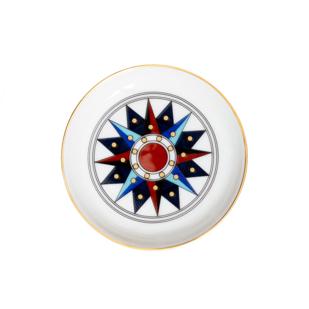 Prato decorativo Rosa dos Ventos da Vista Alegre em porcelana premium com detalhes em filamento dourado brilhante e design cartográfico quinhentista de 9,5 cm.